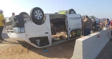 إصابة 7 أشخاص إثر انقلاب ميكروباص بالطريق الأوسطى