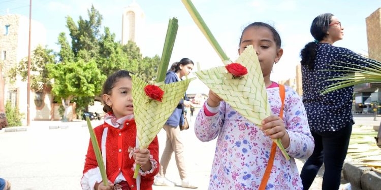 في أجواء روحانية.. الأقباط يستقبلون أحد السعف غدًا