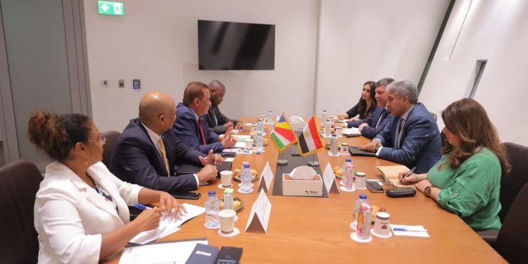 وزير السياحة والآثار يبحث مع وزير الخارجية والسياحة بسيشل أوجه تعزيز سبل التعاون السياحي بين البلدين