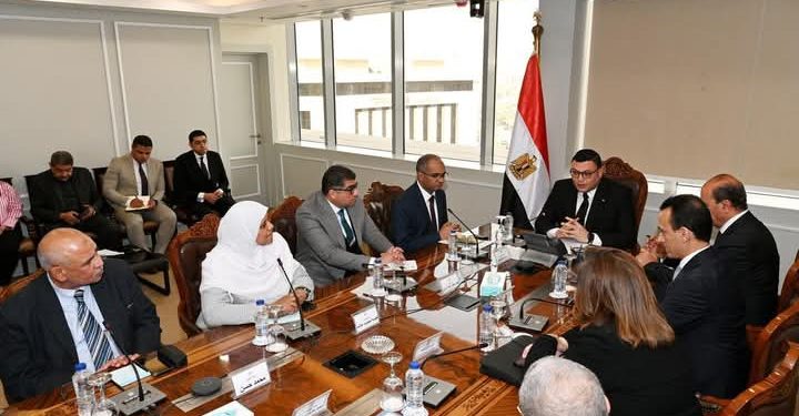 وزير الإسكان يعقد اجتماعًا موسعًا مع قيادات الجهات التابعة للوزارة لمتابعة ملفات العمل