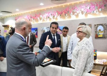 وزيرا الصحة في مصر وفرنسا يتفقدان معهد ناصر ومستشفى 57357 للاطلاع على التجربة المصرية