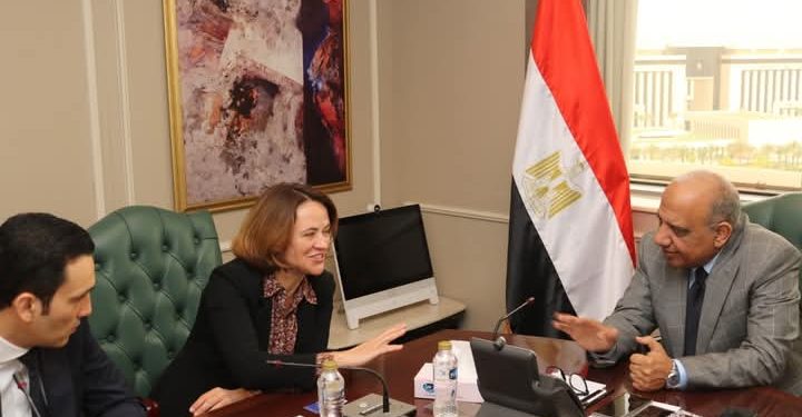 وزير الكهرباء والطاقة المتجددة يبحث مع وفد مجموعة “E D F” الفرنسية المسئولة عن المشروعات الدولية سبل دعم وتعزيز التعاون المشترك فى مجالات الطاقات المتجددة 