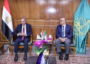 وزير الاتصالات يبحث مع محافظ القليوبية مستجدات العمل في مشروعات التعاون المشترك في مجالات تطوير البنية التحتية الرقمية ودعم التحول الرقمي