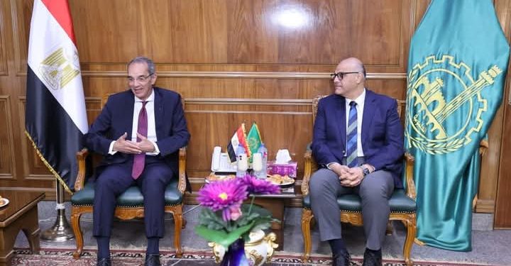وزير الاتصالات يبحث مع محافظ القليوبية مستجدات العمل في مشروعات التعاون المشترك في مجالات تطوير البنية التحتية الرقمية ودعم التحول الرقمي
