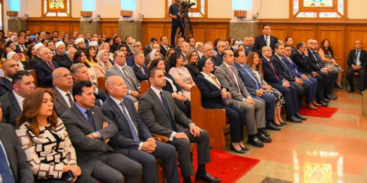 وزيرة البيئة تهنئ أقباط مصر بعيد القيامة المجيد وتشاركهم الاحتفال بالكنيسة الإنجيلية بمصر الجديدة