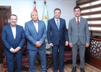 وزير الزراعة ومحافظ الوادي الجديد يبحثان تعزيز التعاون المصري السعودي في الاستثمار والتصنيع الزراعي