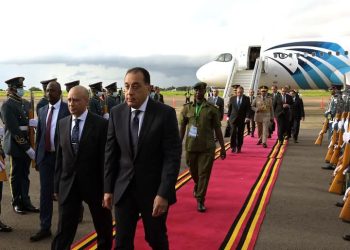 رئيس الوزراء يصل مطار “عنتيبي” الدولي للمشاركة في القمة غير العادية للدول المساهمة بقوات في بعثة الاتحاد الأفريقي للدعم والاستقرار في الصومال