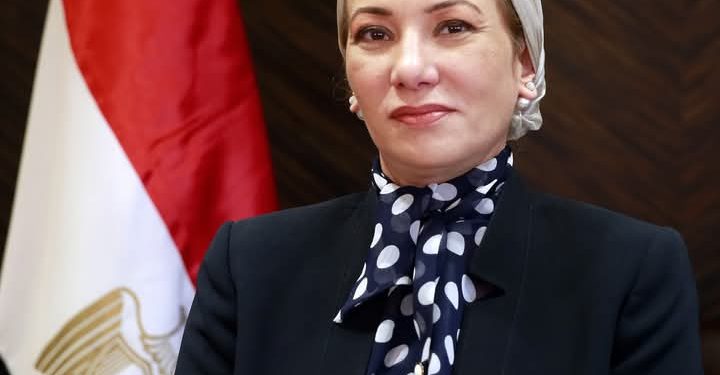 وزيرة البيئة توجه بالتنسيق مع الهيئة العامة لنظافة الجيزة واتخاذ الإجراءات القانونية مع السائق وإحالته للتحقيق