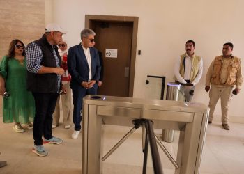 وزير السياحة والآثار يتفقد اللمسات النهائية لمشروع تطوير الخدمات بمنطقة أهرامات الجيزة