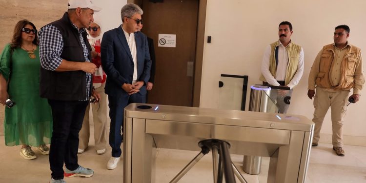 وزير السياحة والآثار يتفقد اللمسات النهائية لمشروع تطوير الخدمات بمنطقة أهرامات الجيزة