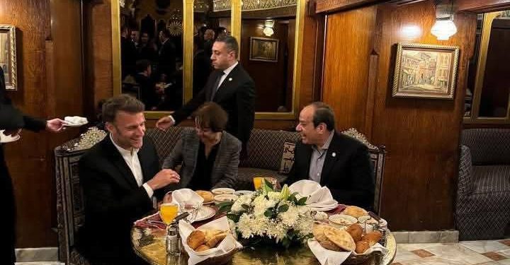 السيسي وماكرون يتناولان العشاء في أحد المطاعم بالحسين