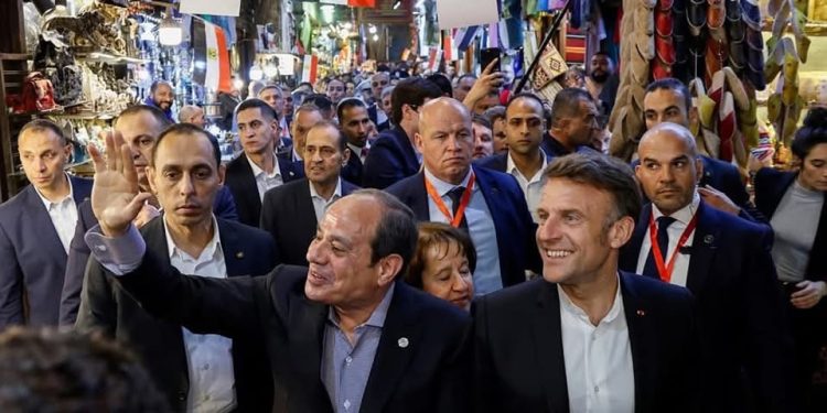 ماكرون يشكر الرئيس السيسي والشعب المصري على الترحيب الحار