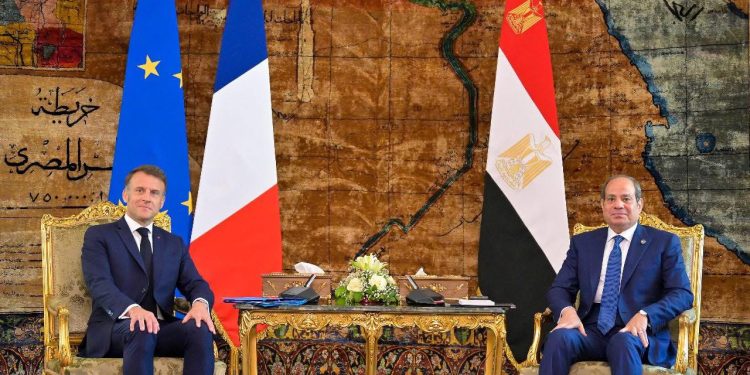 الرئيس عبد الفتاح السيسي والرئيس الفرنسي يشهدان فعاليات منتدي رجال الأعمال المصري الفرنسي