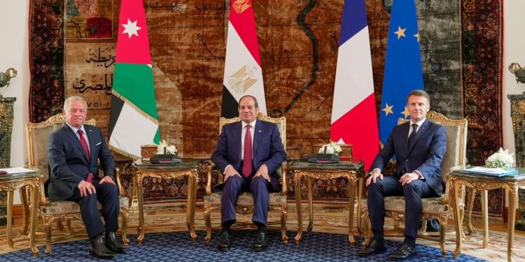 قادة مصر وفرنسا والأردن يجري اتصالاً مع الرئيس الأمريكي