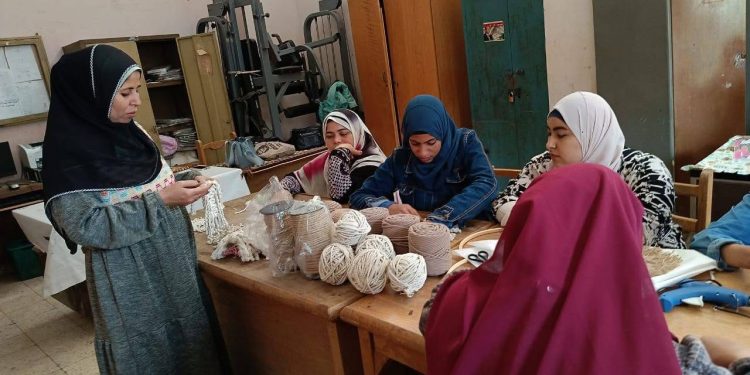 حرفتك ..مهنتك” تواصل فعالياتها لتدريب الفتيات على الحرف اليدوية بمراكز الشباب بالمحافظات
