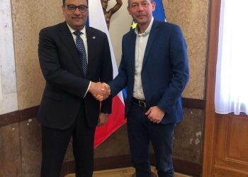 سفير مصر في براج يبحث مع وزير السياحة التشيكي تعزيز التعاون في مجال السياحة بين البلدين
