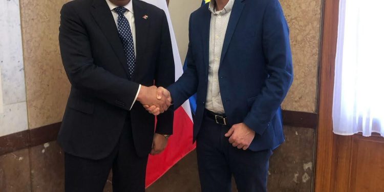 سفير مصر في براج يبحث مع وزير السياحة التشيكي تعزيز التعاون في مجال السياحة بين البلدين