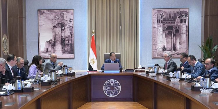 رئيس الوزراء يتابع موقف مشروعات إنتاج الهيدروجين الأخضر