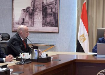 وزير البترول يعقد جلسة مباحثات مع الرئيس التنفيذي لشركة إيني الإيطالية