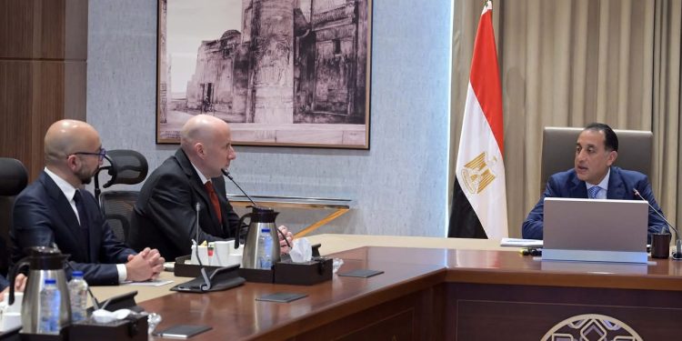 وزير البترول يعقد جلسة مباحثات مع الرئيس التنفيذي لشركة إيني الإيطالية