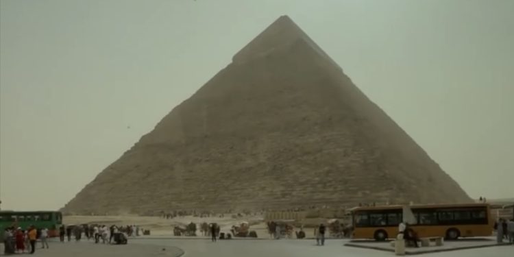 وزير السياحة يؤكد عملية التشغيل التجريبي تشهد انتظاماً ملموساً في اليوم الأول من بدء التطبيق