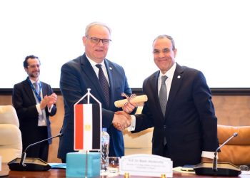 وزير الخارجية يسلم رئاسة “عملية الخرطوم” إلي وزير الدولة للشؤون الداخلية في فرنسا