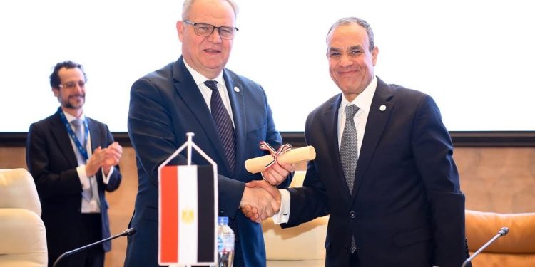 وزير الخارجية يسلم رئاسة “عملية الخرطوم” إلي وزير الدولة للشؤون الداخلية في فرنسا