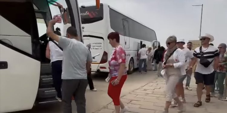 وزير السياحة والآثار يتابع منذ الصباح الباكر حركة الزيارة بالمنطقة اهرامات الجيزة
