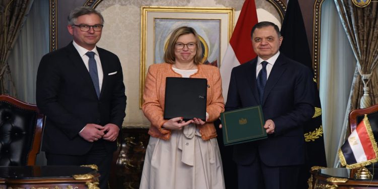 وزير الداخلية يستقبل مفوض الهجرة والشئون الداخلية بالاتحاد الأوروبي