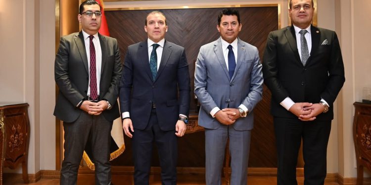 وزير الشباب والرياضة يلتقي رئيس هيئة الإسعاف المصرية لبحث سبل التعاون المشترك