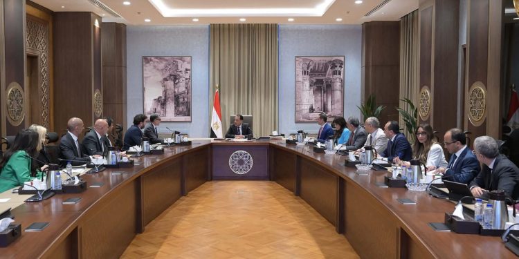 رئيس الوزراء يلتقي الرئيس التنفيذي لمتاجر “أمازون” العالمية