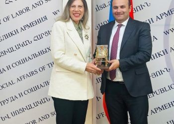 سفيرة مصر في يريفان تلتقي بوزير العمل والشئون الاجتماعية الأرميني