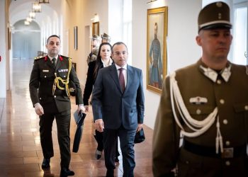 سفير مصر لدى المجر يلتقي وزير الدفاع المجري