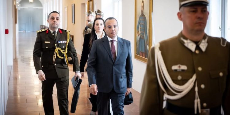 سفير مصر لدى المجر يلتقي وزير الدفاع المجري