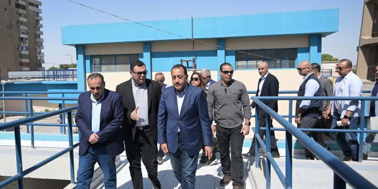 رئيس الوزراء يتفقد المعمل المركزي لمياه الشرب بالمحطة