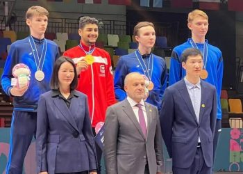 وزير الرياضة يهنئ عبدالرحمن طلبه لتتويجه بلقب بطولة العالم لسلاح الشيش ناشئين بالصين