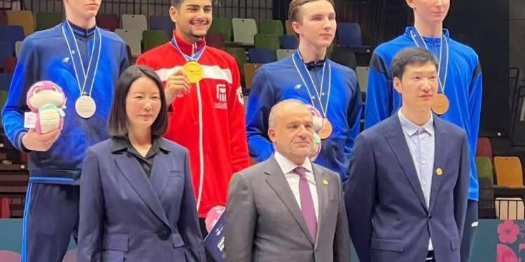 وزير الرياضة يهنئ عبدالرحمن طلبه لتتويجه بلقب بطولة العالم لسلاح الشيش ناشئين بالصين