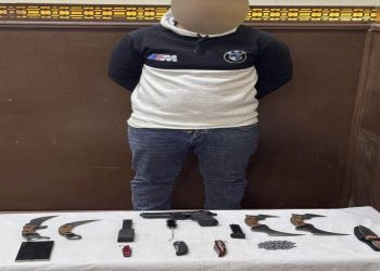 الداخلية تكشف ملابسات قيام احد الأشخاص ببيع أسلحة محدثة صوت وبيضاء عبر احد التطبيقات