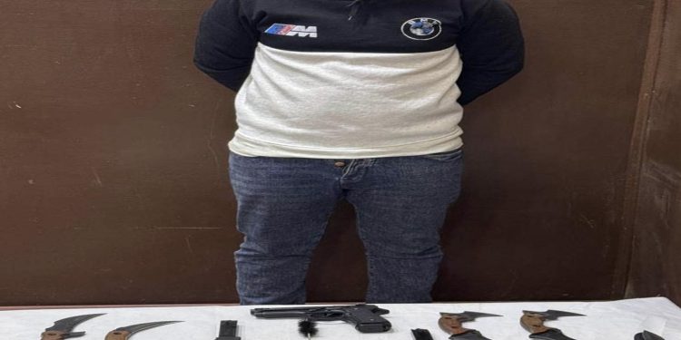 الداخلية تكشف ملابسات قيام احد الأشخاص ببيع أسلحة محدثة صوت وبيضاء عبر احد التطبيقات