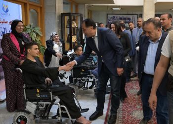 رئيس الوزراء يسلم 22 من ذوي الهمم كراسي متحركة كهربائية ويؤكد: الدولة توجه اهتماما خاصا بأبنائنا من ذوي الهمم