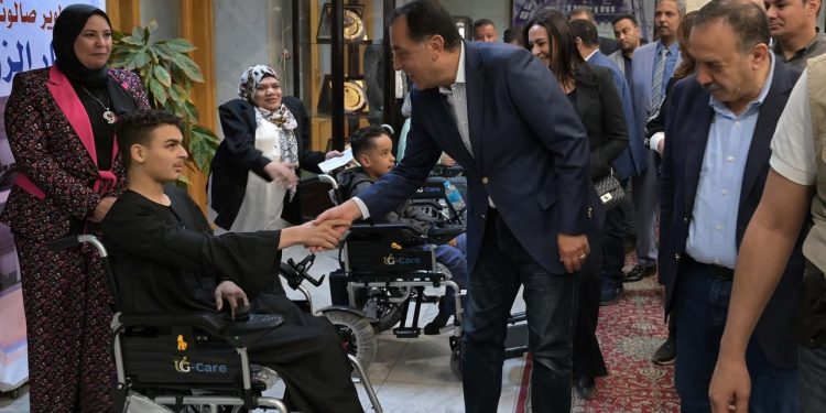 رئيس الوزراء يسلم 22 من ذوي الهمم كراسي متحركة كهربائية ويؤكد: الدولة توجه اهتماما خاصا بأبنائنا من ذوي الهمم