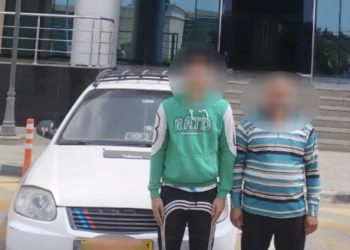 الداخلية تكشف حقيقية فيديو قيام قائد سيارة بالسير برعونة وآخر بالوقوف علي باب السيارة