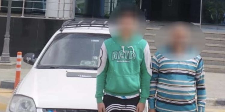 الداخلية تكشف حقيقية فيديو قيام قائد سيارة بالسير برعونة وآخر بالوقوف علي باب السيارة