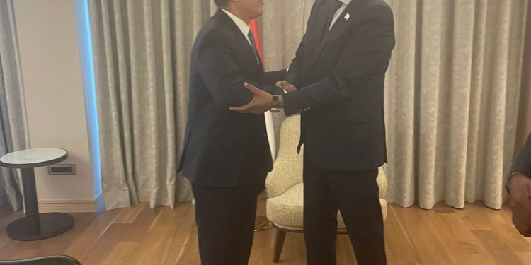 وزير الخارجية والهجرة يلتقي مع رئيس مجلس السيادة الانتقالي السوداني على هامش أعمال منتدى أنطاليا الدبلوماسي