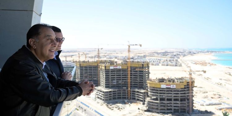 مدبولي يتفقد وحدات مبادرة “بيتك في مصر” بمنطقة الأبراج الشاطئية