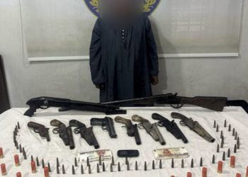 ضبط عنصر إجرامي تخصص في الاتجار بالأسلحة النارية والذخائر غير مرخصة