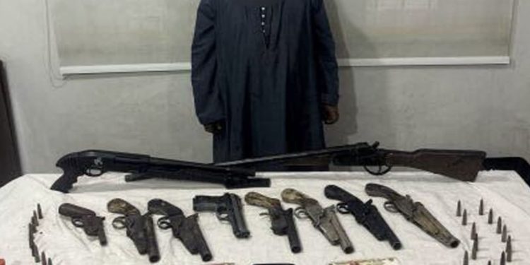 ضبط عنصر إجرامي تخصص في الاتجار بالأسلحة النارية والذخائر غير مرخصة