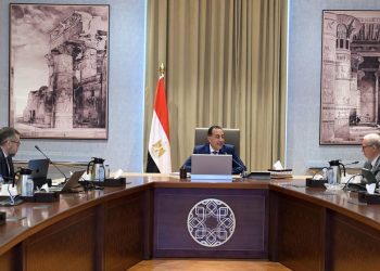 رئيس الوزراء يلتقى أعضاء اللجنة الاستشارية للاقتصاد الكلي لاستعراض مقترحات التعامل مع التحديات المختلفة