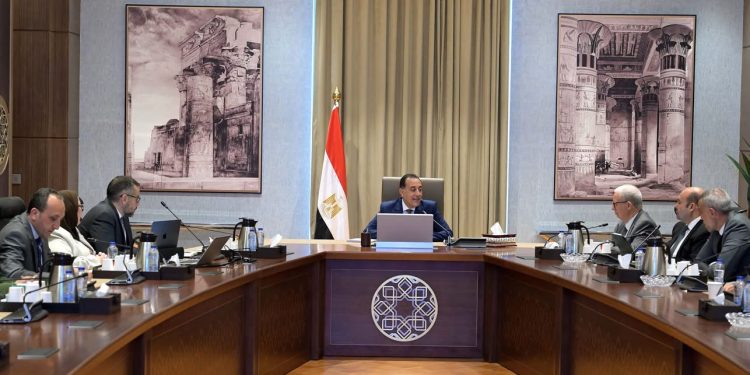 رئيس الوزراء يلتقى أعضاء اللجنة الاستشارية للاقتصاد الكلي لاستعراض مقترحات التعامل مع التحديات المختلفة