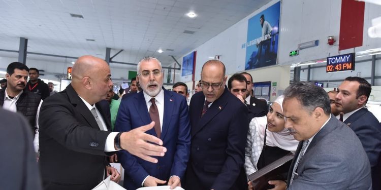 وزير العمل يصطحب نظيره التركي في زيارة إلى شركة  “جيد تكستايل” بالعاشر من رمضان